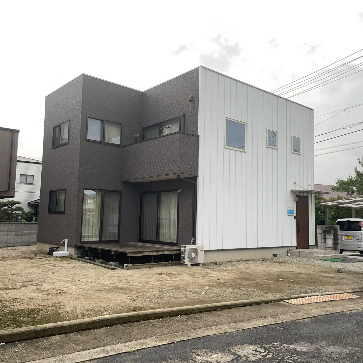 こちらは愛媛県東温市南方に位置する中古住宅のご紹介です。